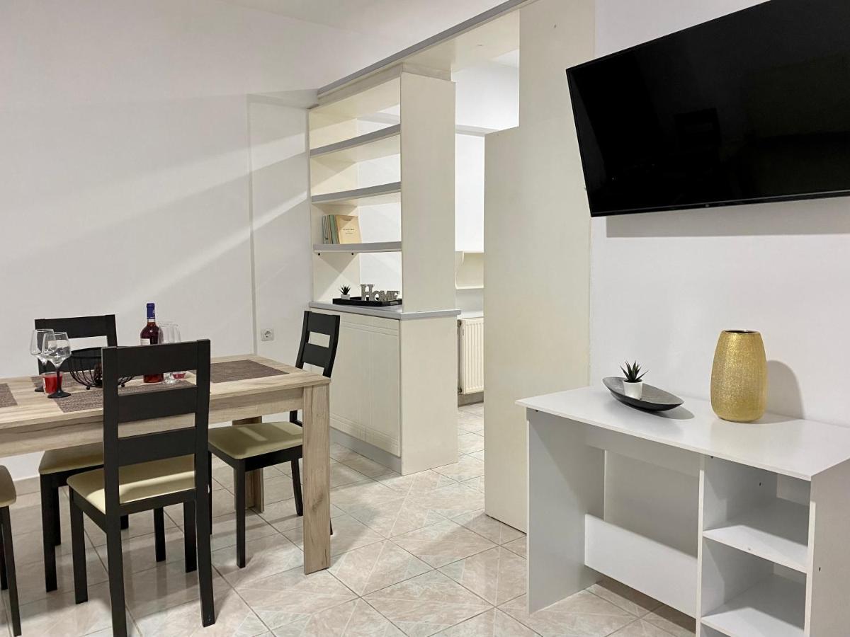 City Center, Cozy Apartment, With Amazing View, "2" 코스 타운 외부 사진